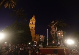 Fotos: El sobrecogedor Vía Crucis de las hermandades en torno al Cristo de la Piedad de Córdoba