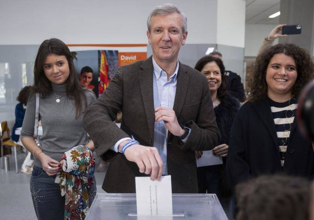 Alfonso Rueda vota este domingo en Pontevedra, acompañado por su mujer y sus dos hijas