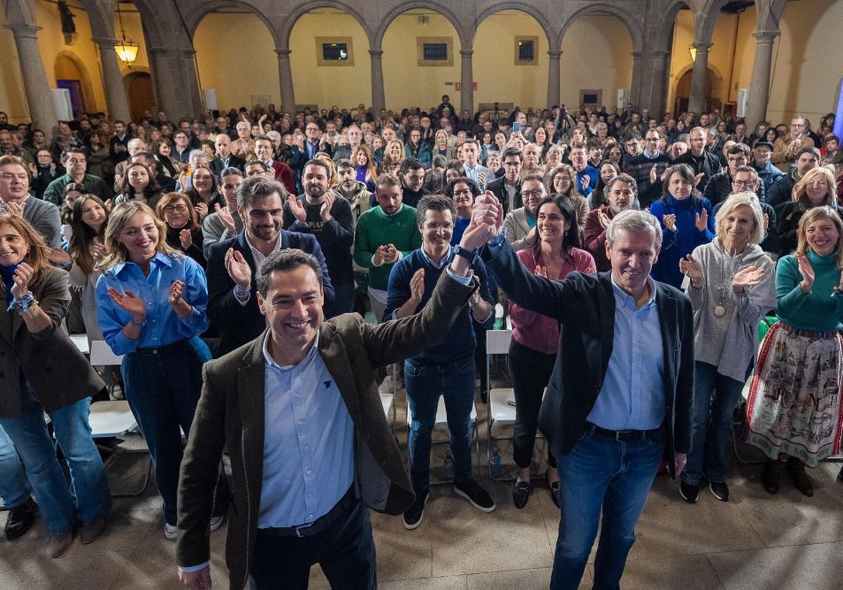 El presidente andaluz , Juanma Moreno, en un acto electoral con Alfonso Rueda