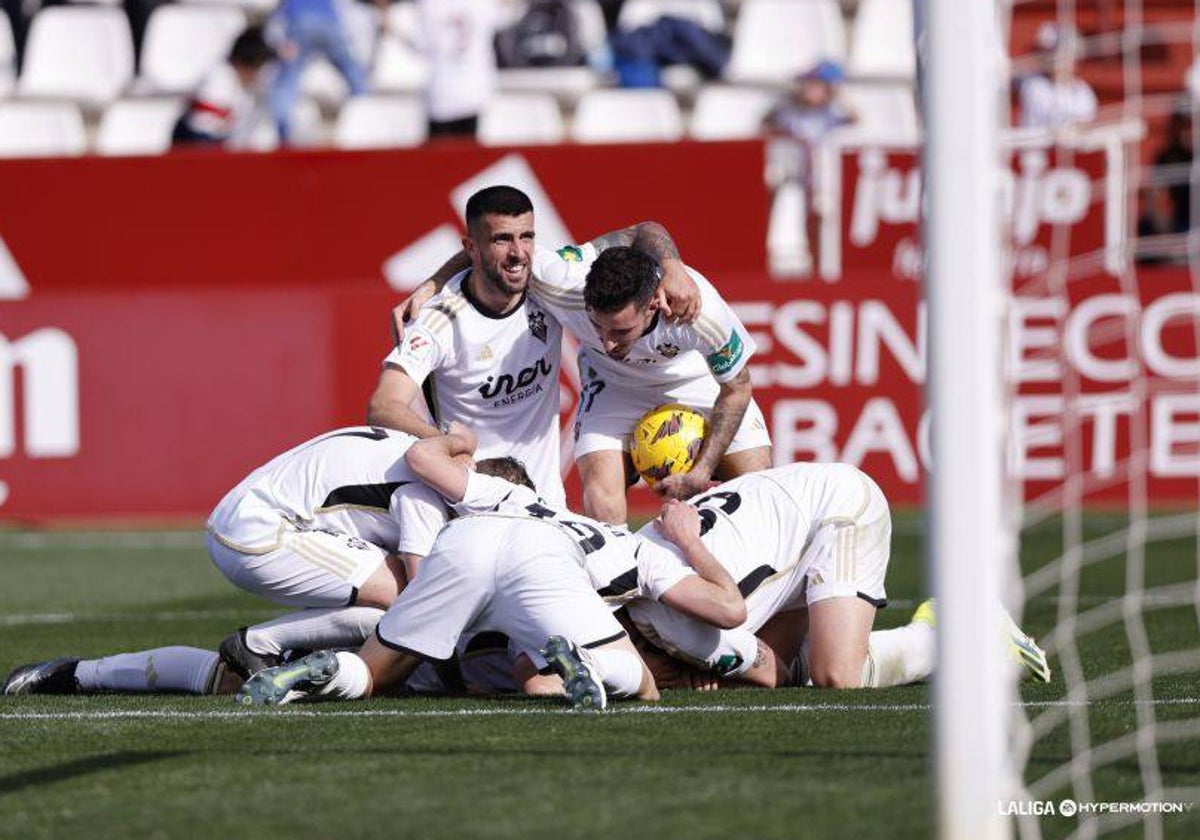 Los jugadores del Albacete Balompié, que sale del descenso, se abrazan tras uno de los dos goles al Racing