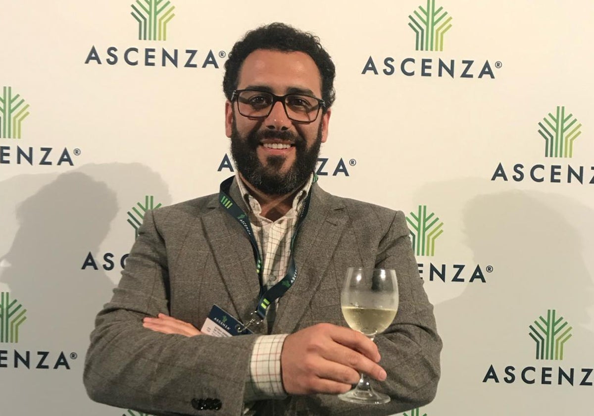 Adamuz sonríe con una copa de vino en la mano