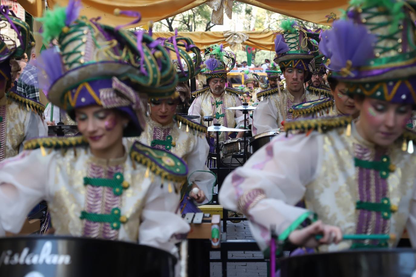 Fotos: la Cabalgata del Carnaval llena de exuberancia las calles de Córdoba