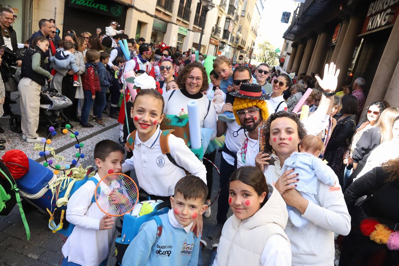 Fotos: la Cabalgata del Carnaval llena de exuberancia las calles de Córdoba