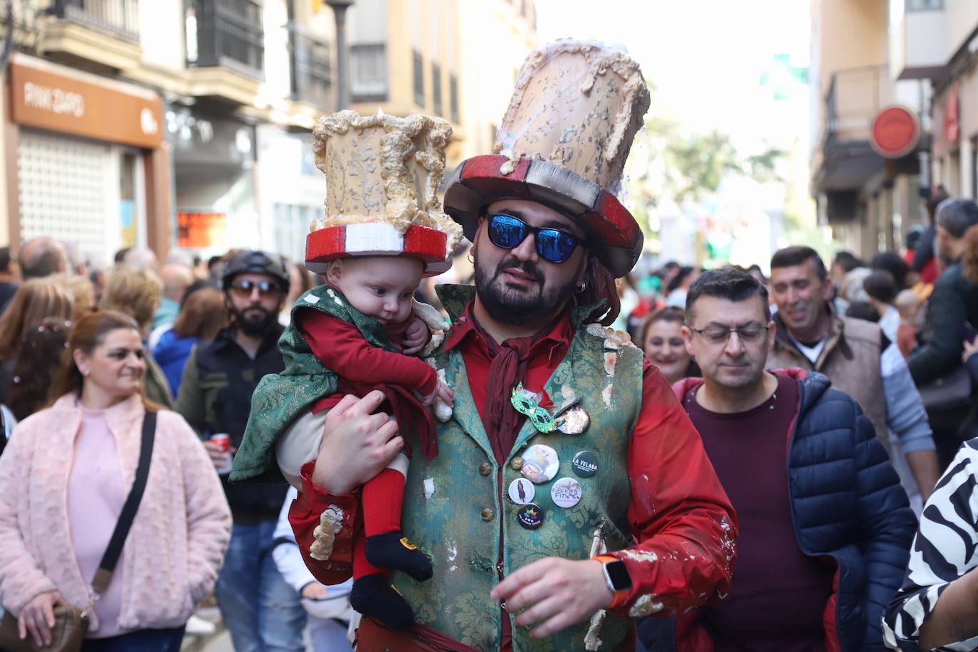 Fotos: la Cabalgata del Carnaval llena de exuberancia las calles de Córdoba