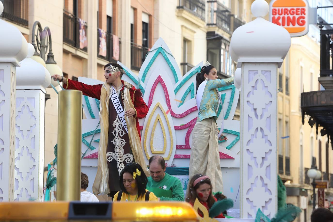 Fotos: la Cabalgata del Carnaval llena de exuberancia las calles de Córdoba