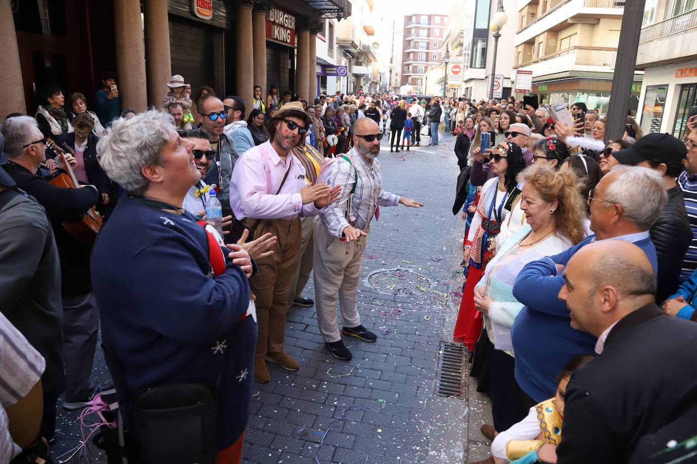 Fotos: la Cabalgata del Carnaval llena de exuberancia las calles de Córdoba