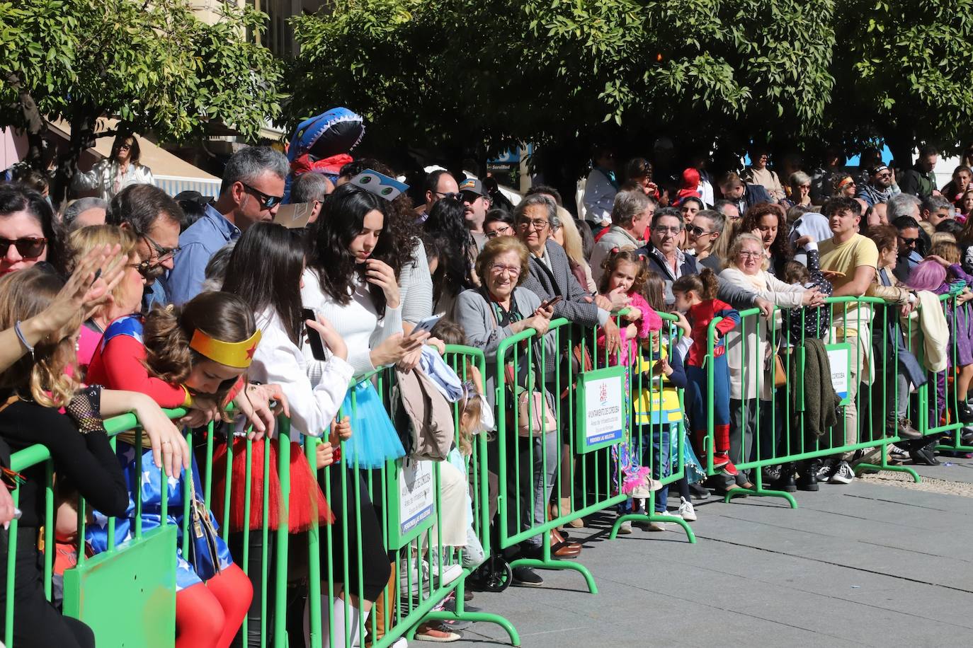 Fotos: la Cabalgata del Carnaval llena de exuberancia las calles de Córdoba