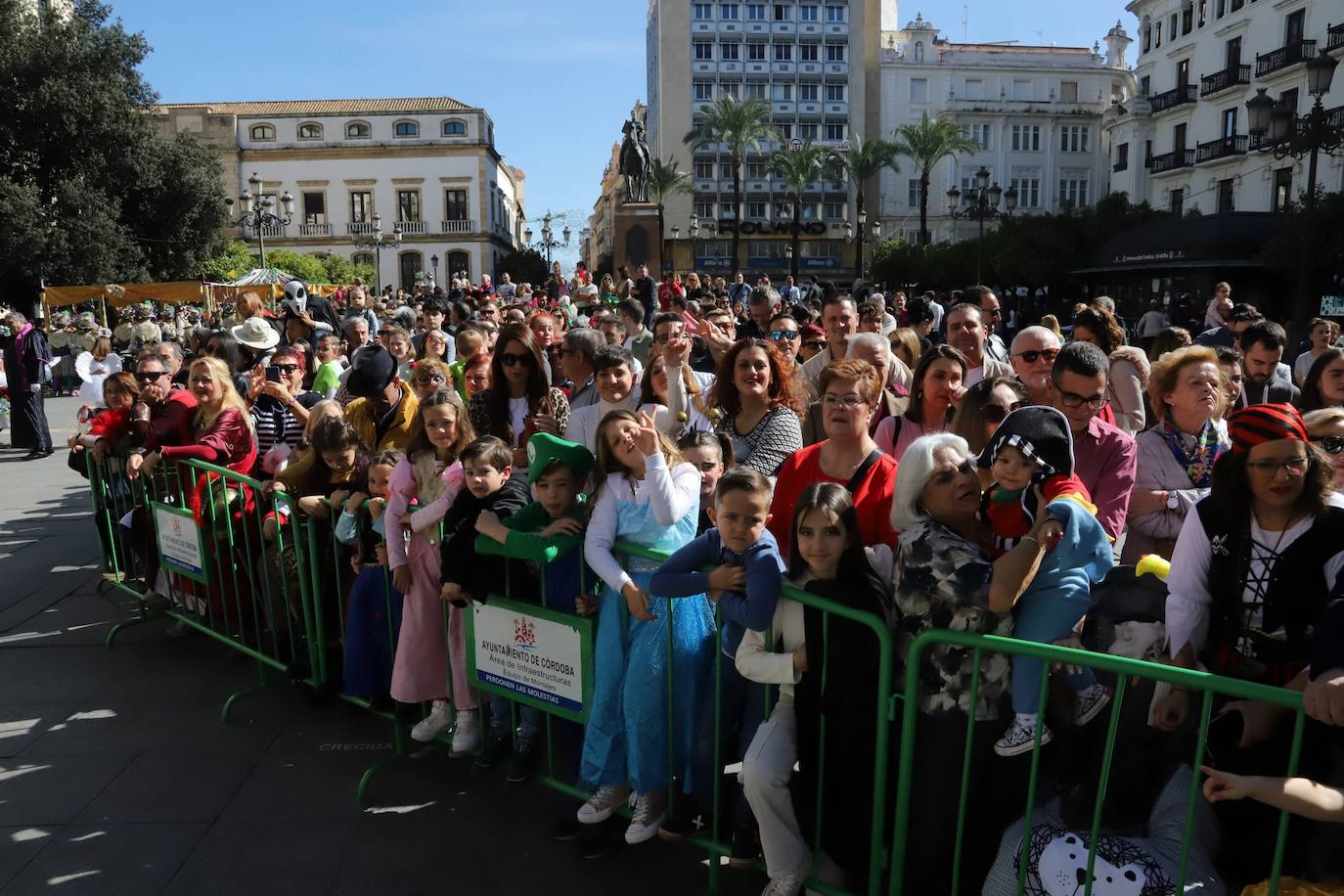 Fotos: la Cabalgata del Carnaval llena de exuberancia las calles de Córdoba