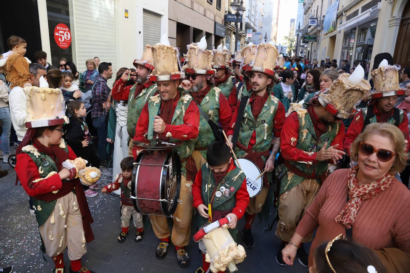 Fotos: la Cabalgata del Carnaval llena de exuberancia las calles de Córdoba