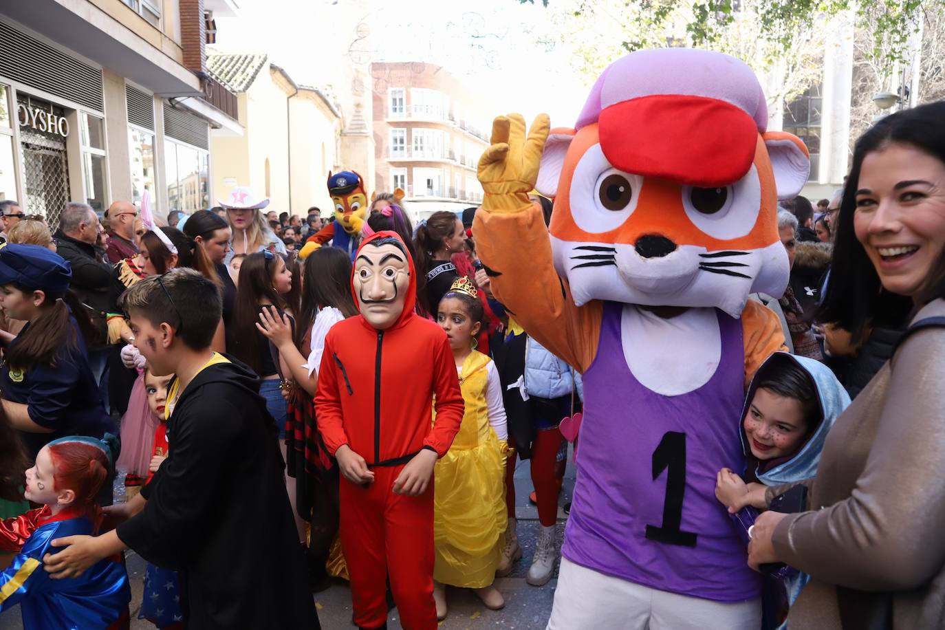 Fotos: la Cabalgata del Carnaval llena de exuberancia las calles de Córdoba