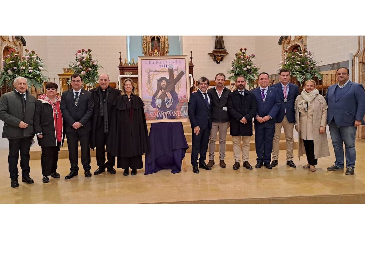 El cartel de este año le ha correspondido a la Cofradía de la Pasión y a la presentación, en la iglesia del Fuerte de San Francisco, asistió la alcaldesa, Ana Guarinos