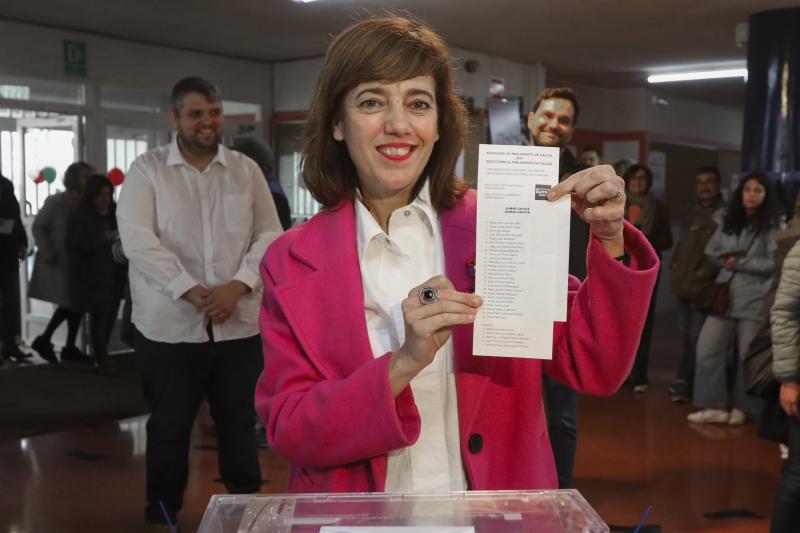 Marta Lois, candidata por Sumar, ha sido la quinta en votar en las elecciones gallegas del 18F