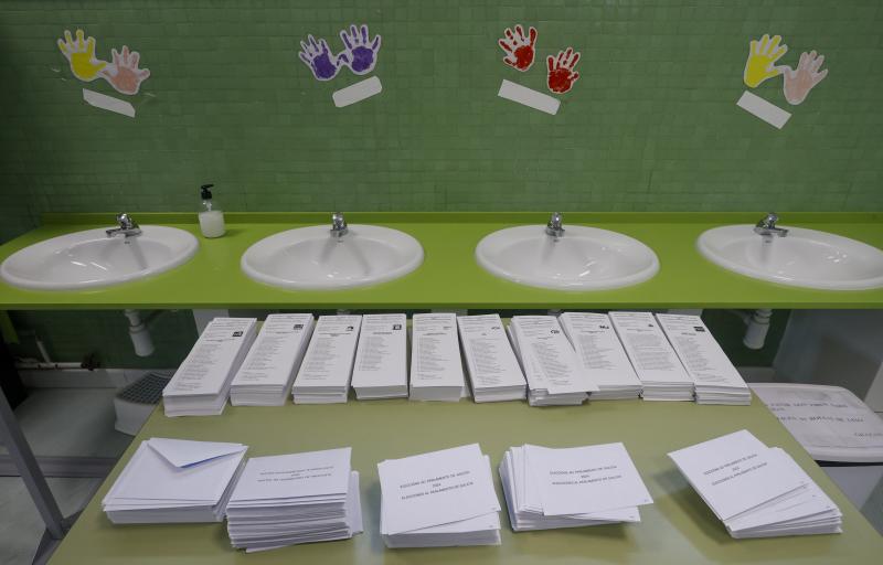 Papeletas dispuestas para los electores en un colegio electoral de Ferrol, este domingo