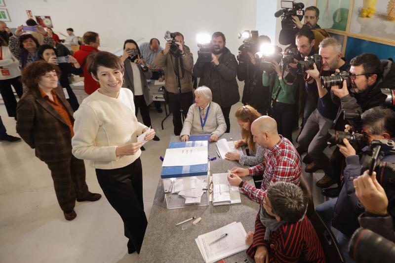 Ana Pontón, la líder del BNG, es la primera candidata en ejercer su derecho a voto. Lo ha hecho a las 9.30 horas en un colegio electoral en Santiago de Compostela j