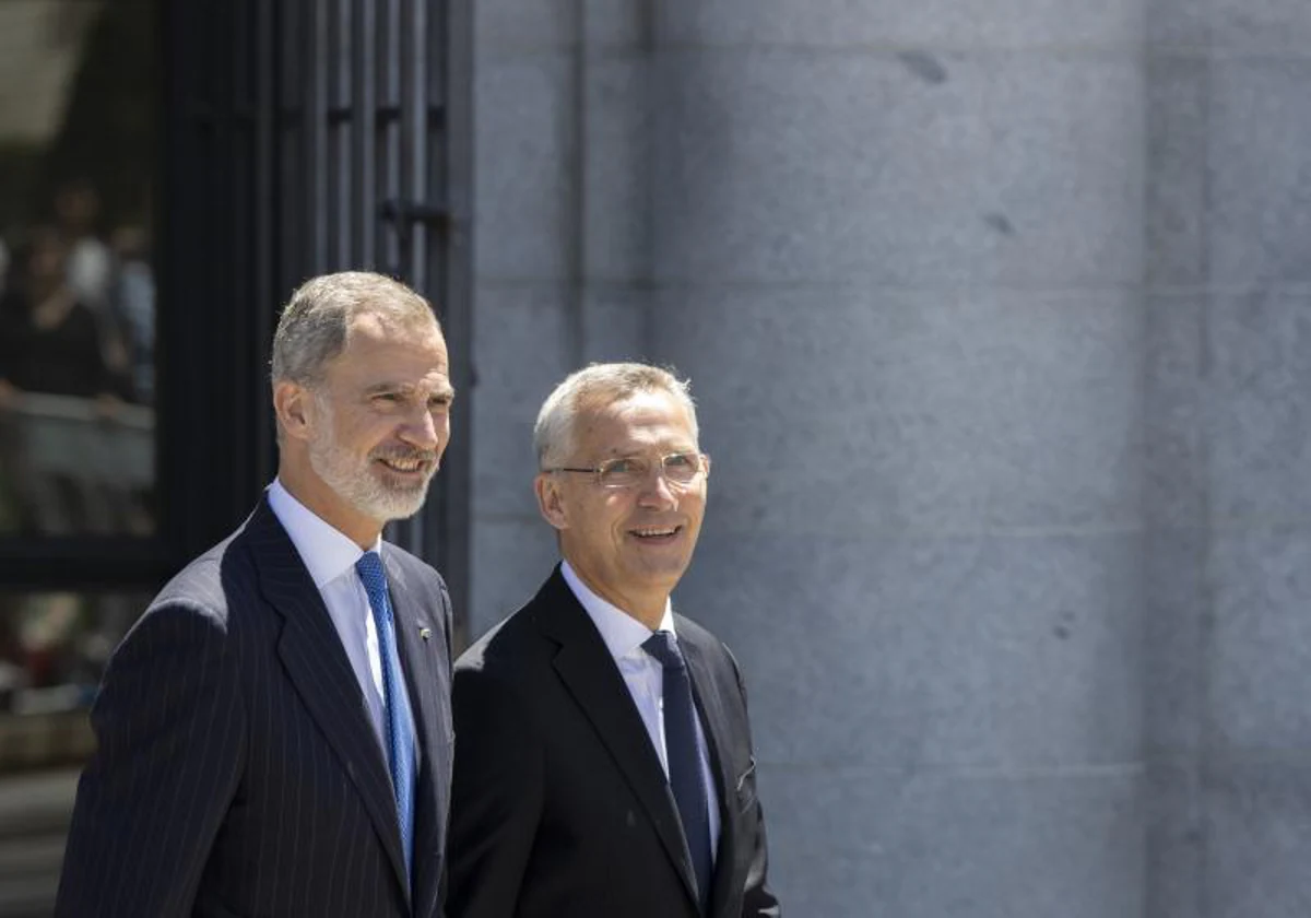 Don Felipe, con Jens Stoltenberg, en el 40 aniversario de la entrada de España en la OTAN, en mayo de 2022