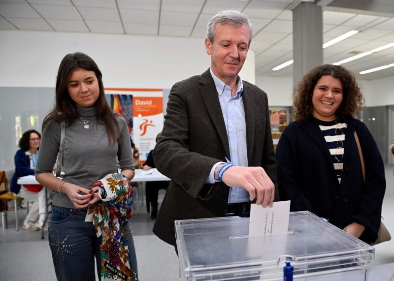 Alfonso Rueda, líder del PP gallego, ha sido el tercer candidato en votar en estas elecciones del Galicia este 18F