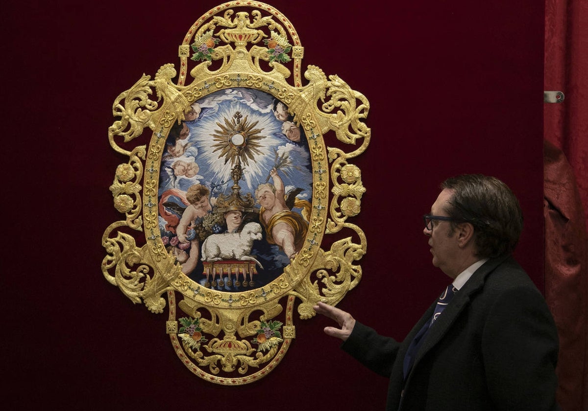 Julio Ferreira muestra la gloria del techo de la Virgen de la Esperanza del Valle