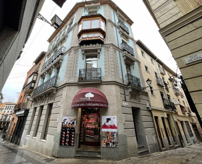 Chaflán del inmueble que encargó el alcalde José Benegas como domicilio particular en 1897. A la izquierda, la calle de la Plata. A la derecha, la calle de Santa Justa