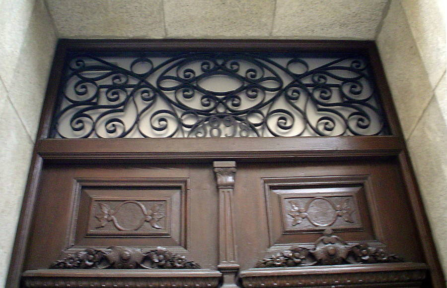 Detalle de la entrada a la vivienda en el chaflán. entre las calles de la Plata y de Santa Justa. En el herraje aparece la fecha de 1898 referida a la conclusión de la obra.