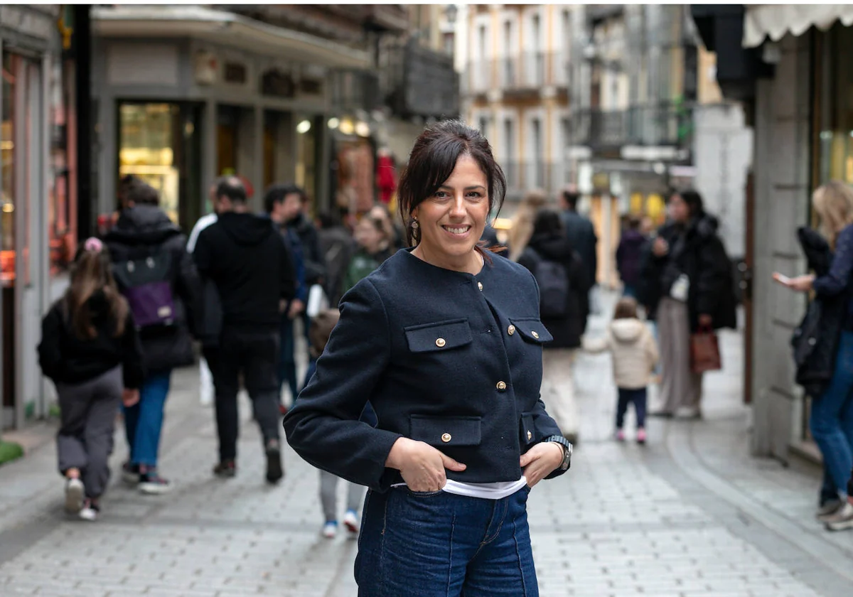 Noelia de la Cruz, portavoz del PSOE, en la calle Comercio, una de las obras que se ejecutó durante su gestión como concejal de Obras