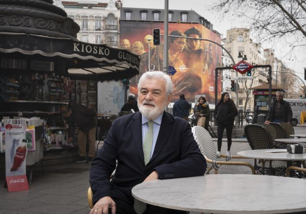 El filólogo en la glorieta de Bilbao