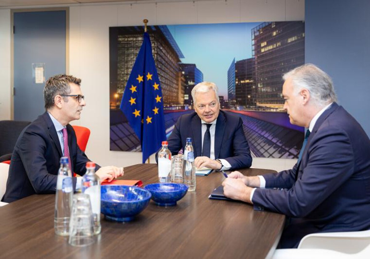 Félix Bolaños, Didier Reynders y Esteban González Pons durante el primer encuentro en Bruselas el 12 de febrero