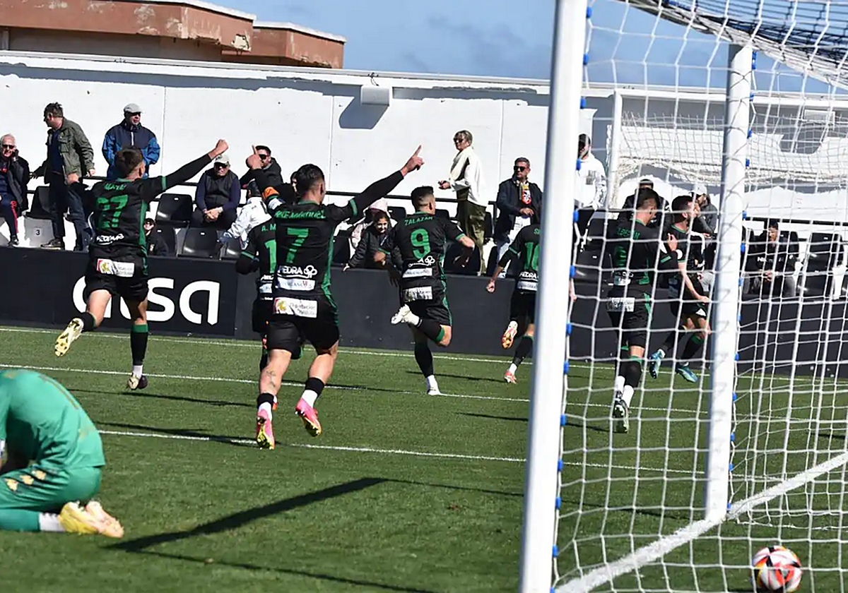 Los jugadores del Córdoba celebran el gol de Adri Lapeña ante el Ceuta