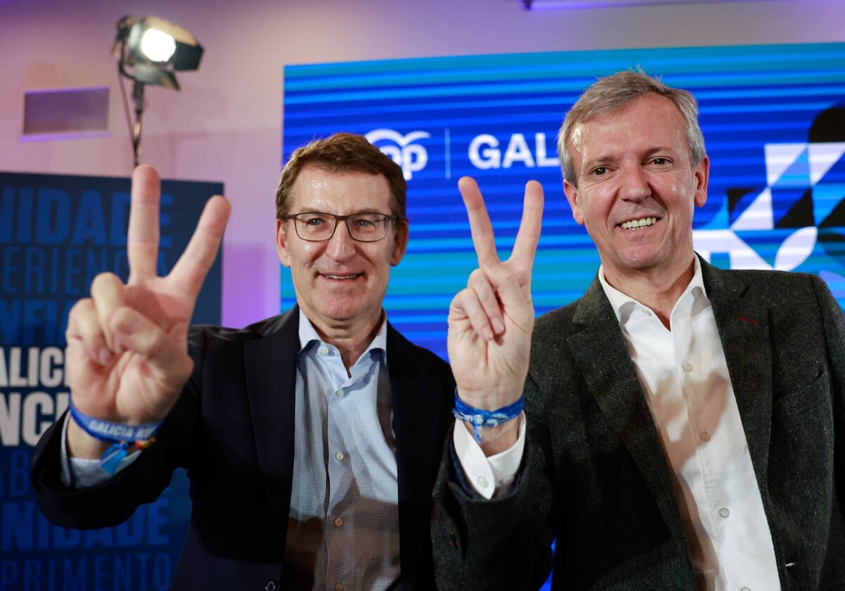 El líder del PP, Alberto Núñez Feijóo, posa junto al presidente Alfonso Rueda este lunes