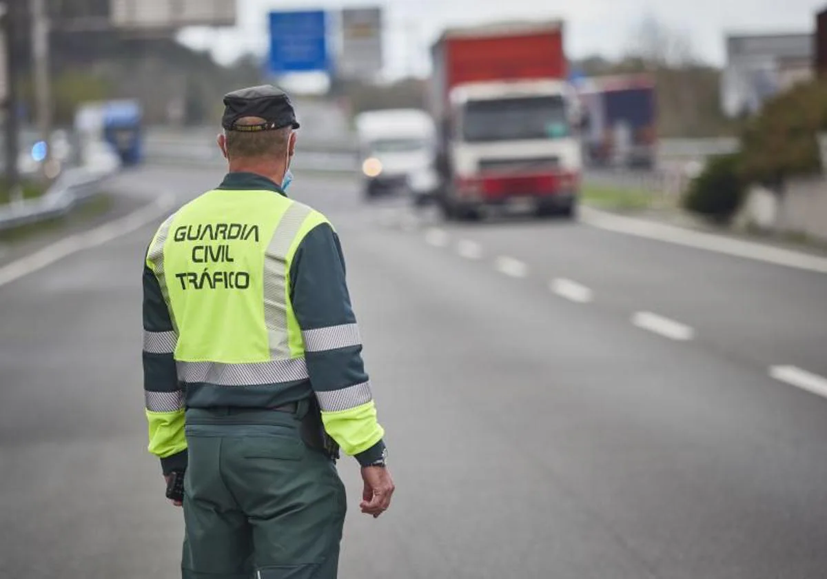 Un guardia civil de Tráfico en carreteras navarras