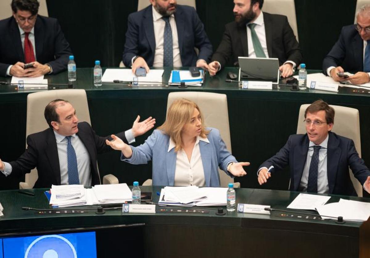 Borja Carabante, Inma Sanz y José Luis Martínez-Almeida en una imagen de archivo en el pleno del Ayuntamiento de Madrid