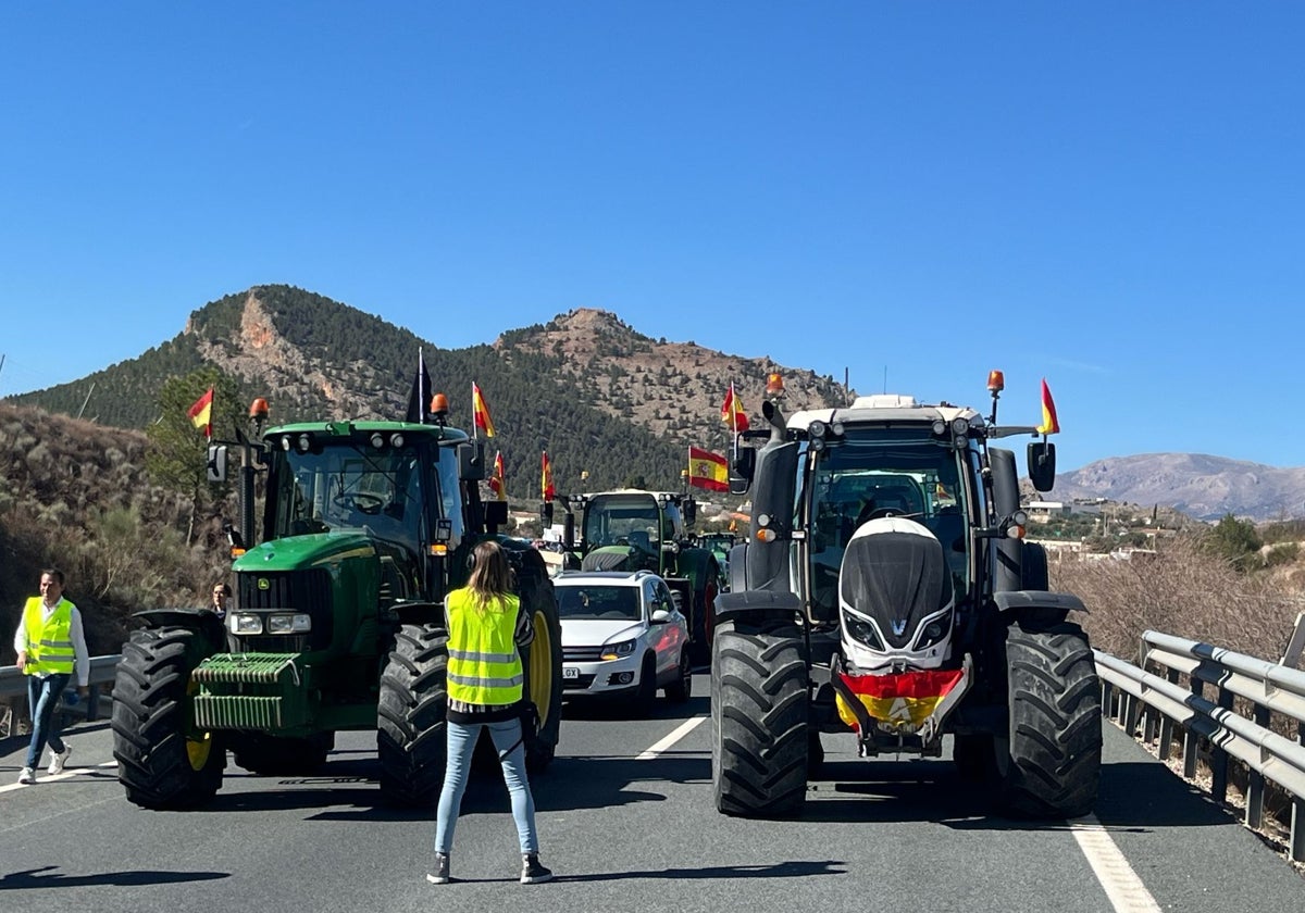 Los tractores han invadido este lunes a A-92 Norte en la provincia de Almería.