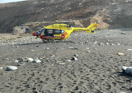 El helicóptero rescata a un hombre en Fuerteventura con signos de ahogamientos y golpeado por las rocas