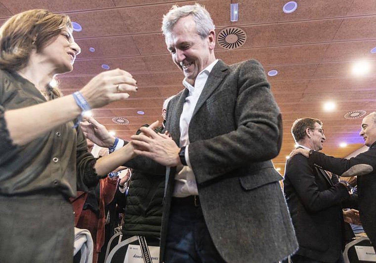 Alfonso Rueda, con Alberto Núñez Feijóo al fondo, este lunes en Santiago