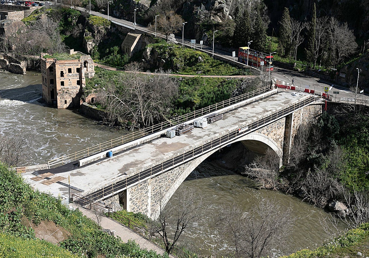Así avanzan las obras de la pasarela peatonal del puente nuevo de Alcántara