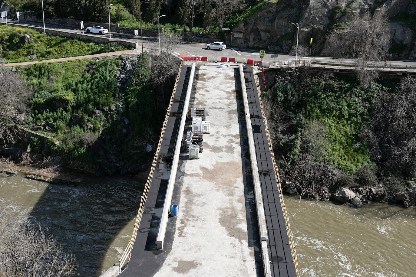 Así avanzan las obras de la pasarela peatonal del puente nuevo de Alcántara