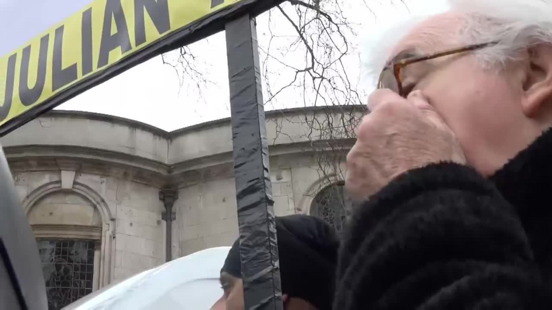 El laborista Jeremy Corbyn se une a la protesta contra la extradición de Julian Assange