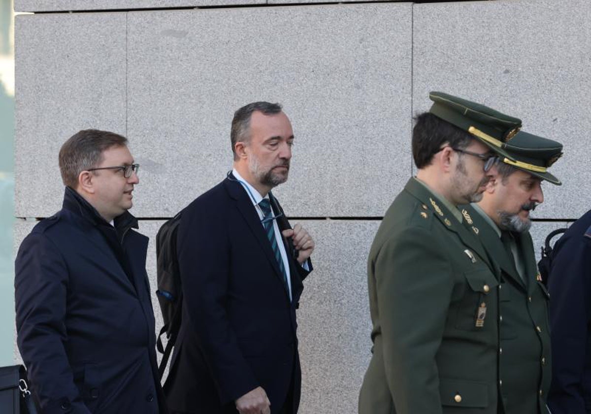 El exsecretario de Estado Francisco Martínez, junto a su letrado, Juan Antonio Frago, a su llegada a la Audiencia Nascional