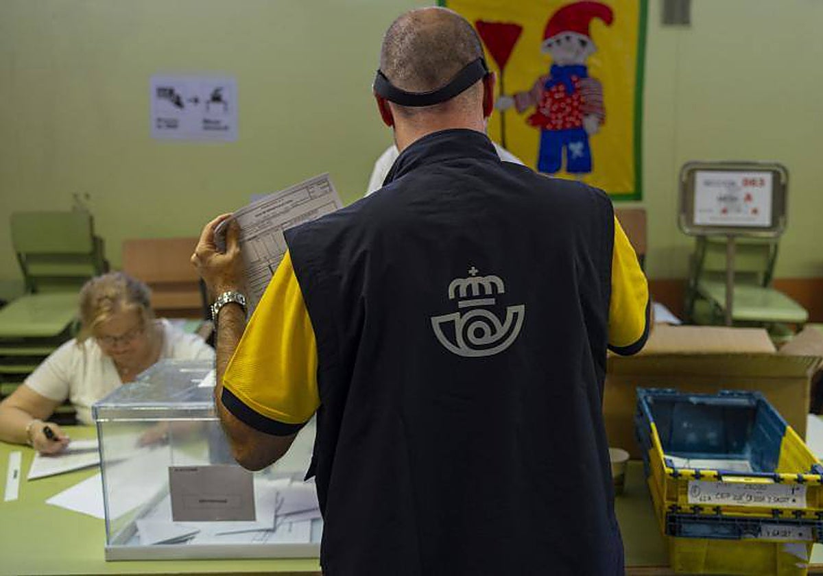 Un empleado de Correos entrega documentación en la última jornada electoral
