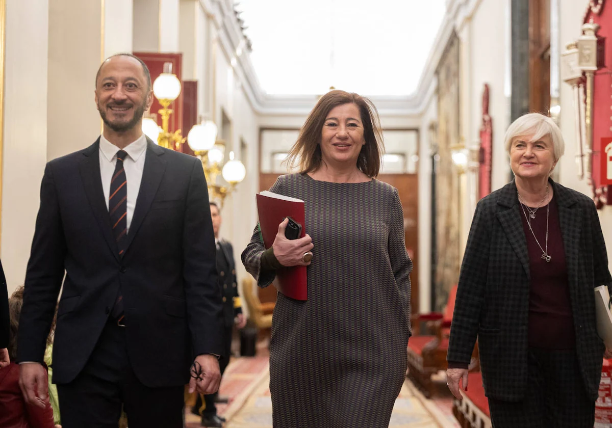 Los socialistas Rodríguez Gómez de Celis, Armengol y Leal, a su llegada a la Mesa del Congreso