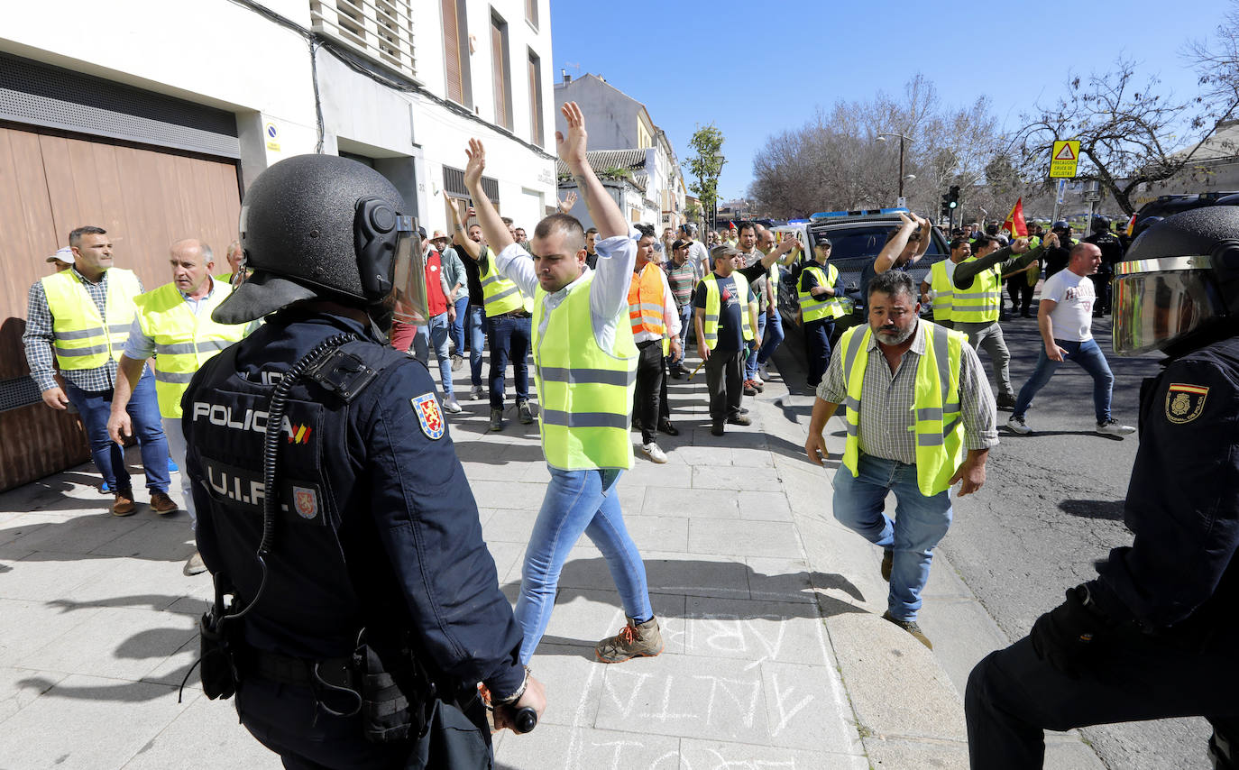 Fotos: la tensa protesta de los agricultores de Córdoba
