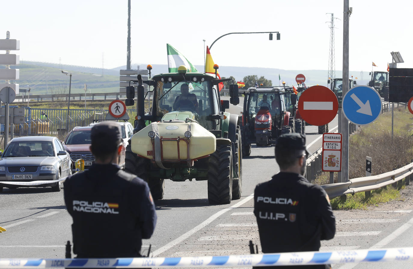Fotos: la tensa protesta de los agricultores de Córdoba