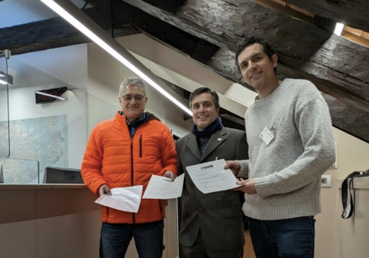 Los representantes del partido político Solidaritat Catalana per la Independència, el 2 de febrero, tras registrar la ILP en el Parlamento de Cataluña