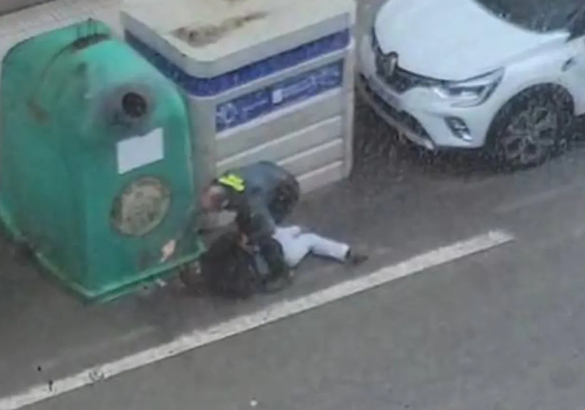 Imagen del momento de la detención del conductor del coche robado, que intentó resistirse