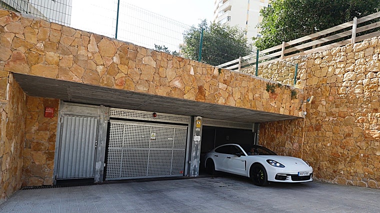 Un vecino sale en su vehículo del aparcamiento donde se produjo el crimen.