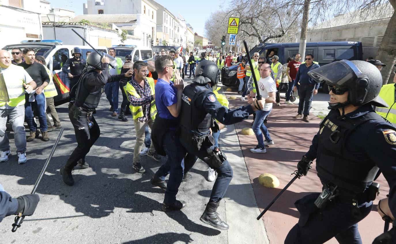 Fotos: la tensa protesta de los agricultores de Córdoba
