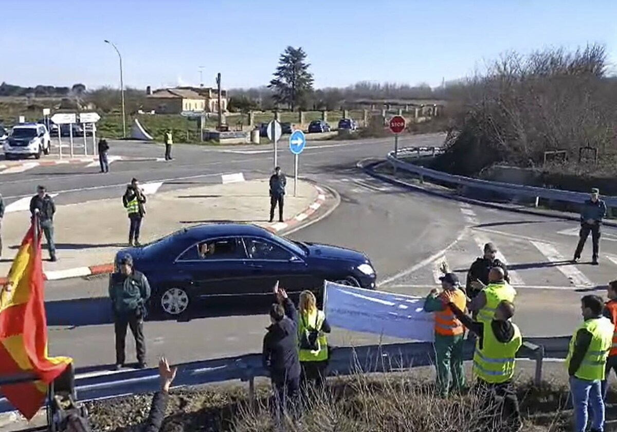 La Reina Letizia saluda a los agricultores a la salida del aeropuerto de Matacán, en Salamanca