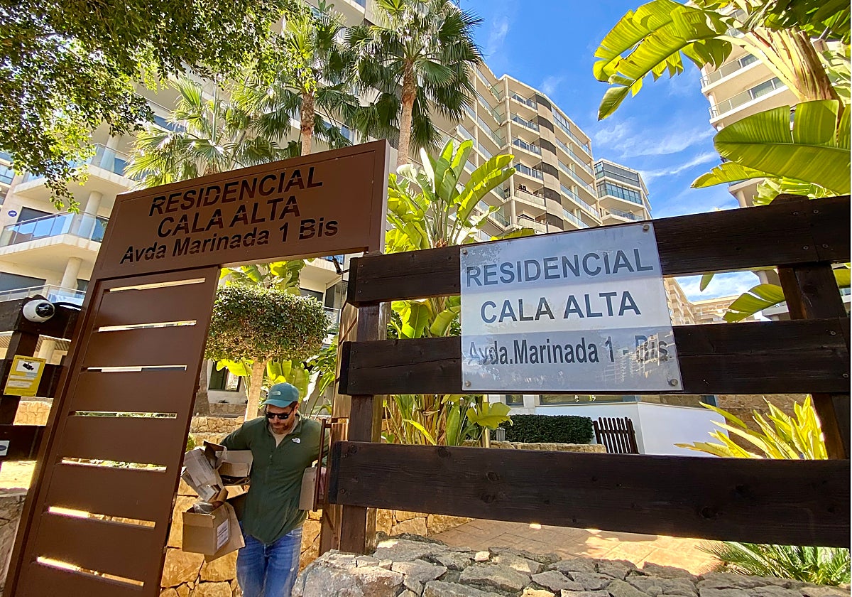 Un hombre entra a la urbanización donde asesinaron al piloto ruso desertor en Villajoyosa (Alicante).