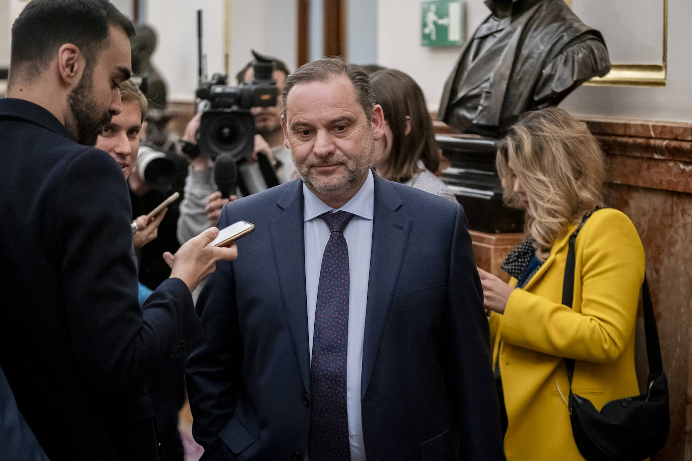 El exministro de Transportes José Luis Ábalos, en declaraciones en los pasillos del Congreso
