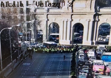 La tractorada entra en Madrid, corta varias calles del centro y afecta a 127 líneas de la EMT