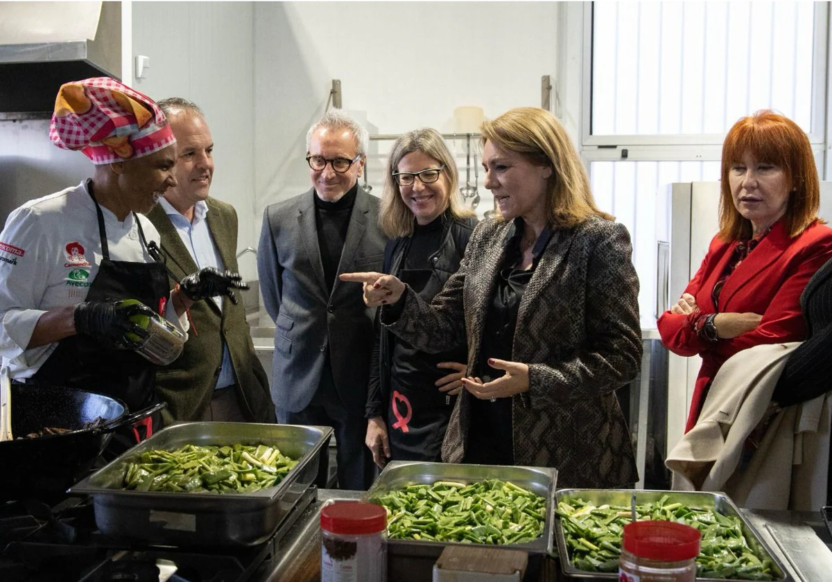 La vicepresidenta segunda y consellera de Servicios Sociales, Igualdad y Vivienda, Susana Camarero, en su visita a Alicante Gastronómica, junto al presidente de la Cámara de Comercio de Alicante, Carlos Baño.